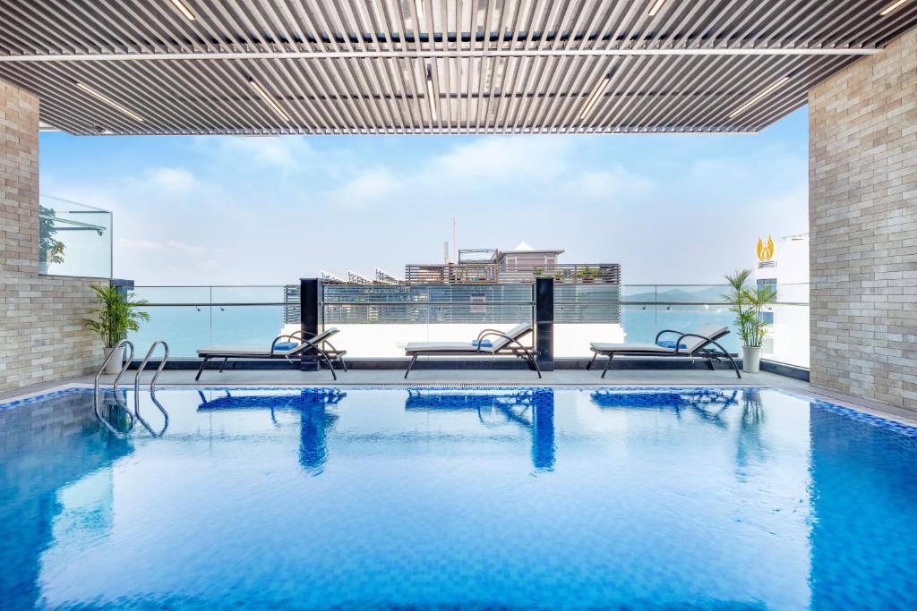 Khách Sạn Trung Tâm Nha Trang Beachfront: Emerald Bay Hotel Với Hồ Bơi Vô Cực & Gym