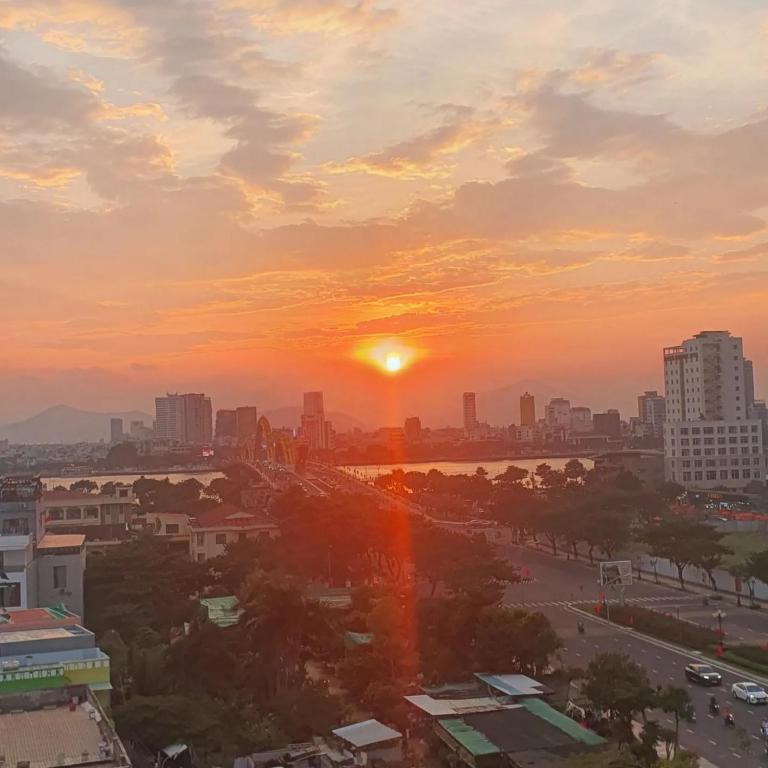 Cali Hotel Books Đà Nẵng, khách sạn giá rẻ gần sông Hàn lung linh