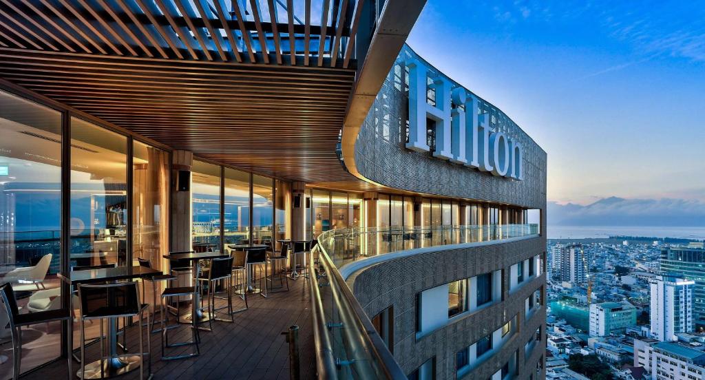 Hilton Đà Nẵng, khách sạn sang trọng với hồ bơi ngoài trời và tiện nghi hiện đại
