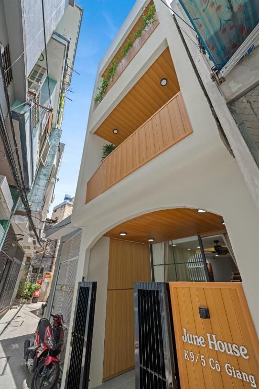 June House Đà Nẵng, nhà nghỉ trung tâm sang trọng gần cầu Rồng