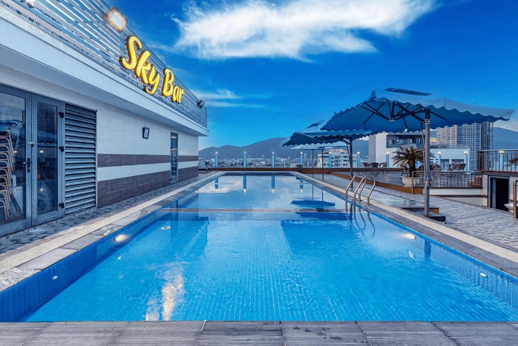 Star Hotel and Spa Danang, điểm khởi hành lý tưởng khám phá Chợ Hàn và Núi Ngũ Hành Sơn