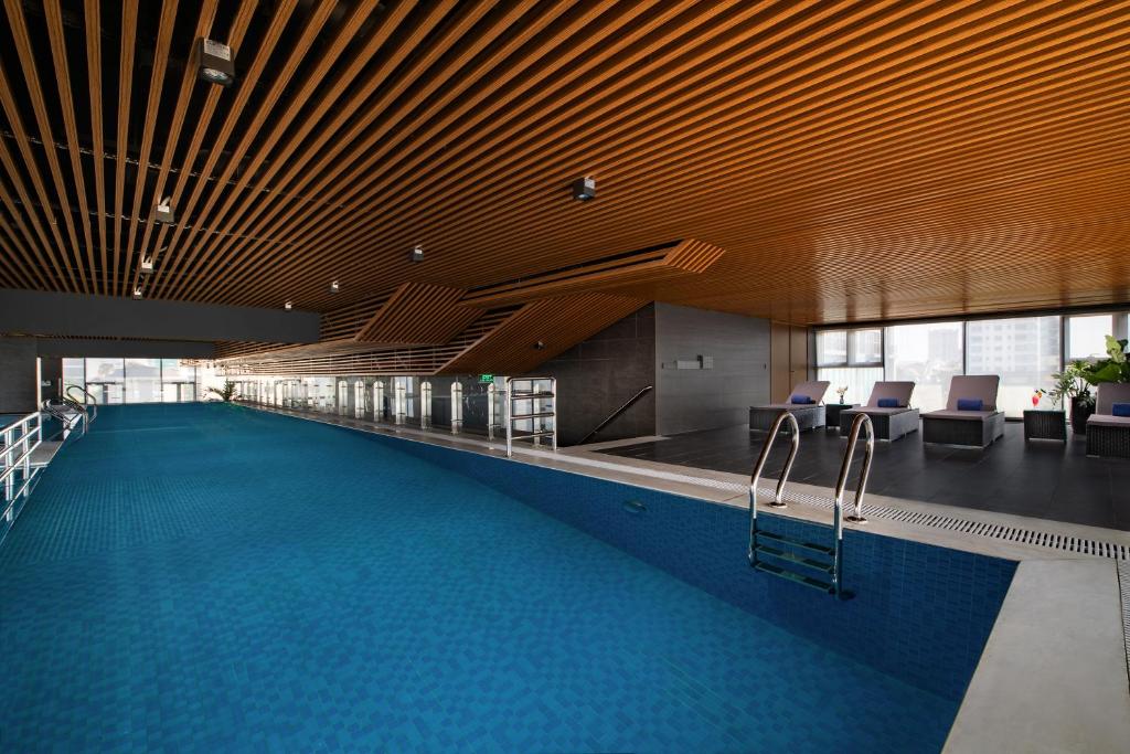 PentStudio West Lake Hanoi, căn hộ dịch vụ Hồ Tây Hà Nội, khách sạn 4 sao sang trọng với ban công view thành phố