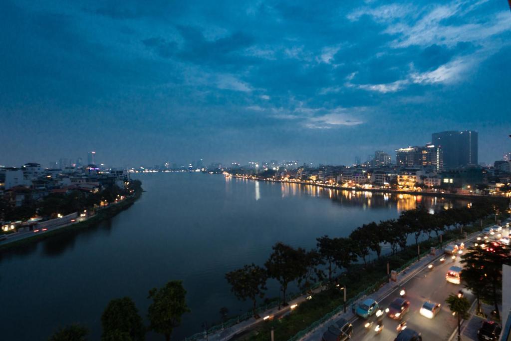 LakeSide Exclusive Serviced Apartment, căn hộ sang trọng với bể sục và ban công ven Hồ Tây