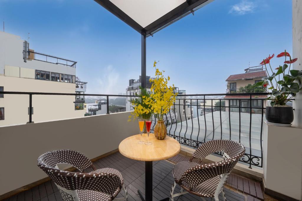 Khách Sạn Gần Hồ Hoàn Kiếm Party Nhất: Hanoi Fiesta Grand – Party House Dân Vui Gọi Tên