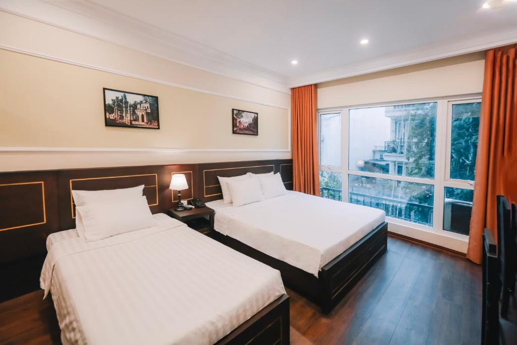 Khách Sạn Gần Nhà Hát Múa Rối Sang Nhất: H Hotel & Spa Cung Điện Đỏ Rực Đẳng Cấp