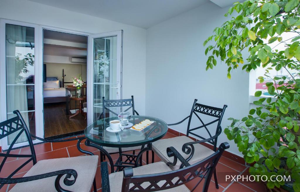 Khách Sạn Gần Phố Tạ Hiện Đẹp Nhất: La Siesta Classic Ma May – Nhà Trắng Sang Chảnh