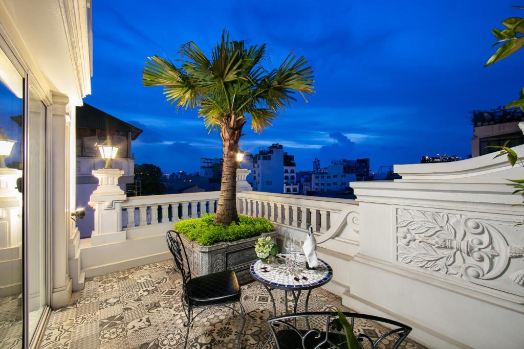 Khách Sạn Gần Hồ Hoàn Kiếm "Nhạc Cổ Điển": Sinfonía Đen Hàng Bông – Nghe Trọn Tchaikovsky