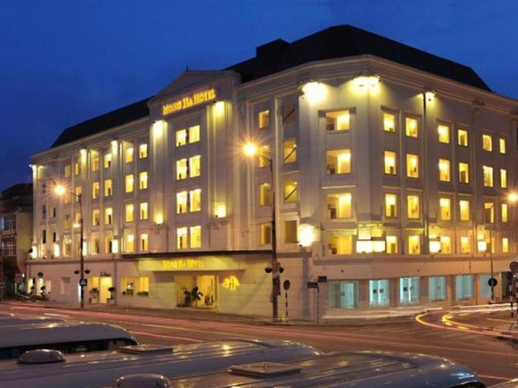 Chọn Hồng Hà Đỏ Hotel – Khách Sạn 4 Sao Giá 3 Sao Gần Nhà Hát Múa Rối Tốt Nhất