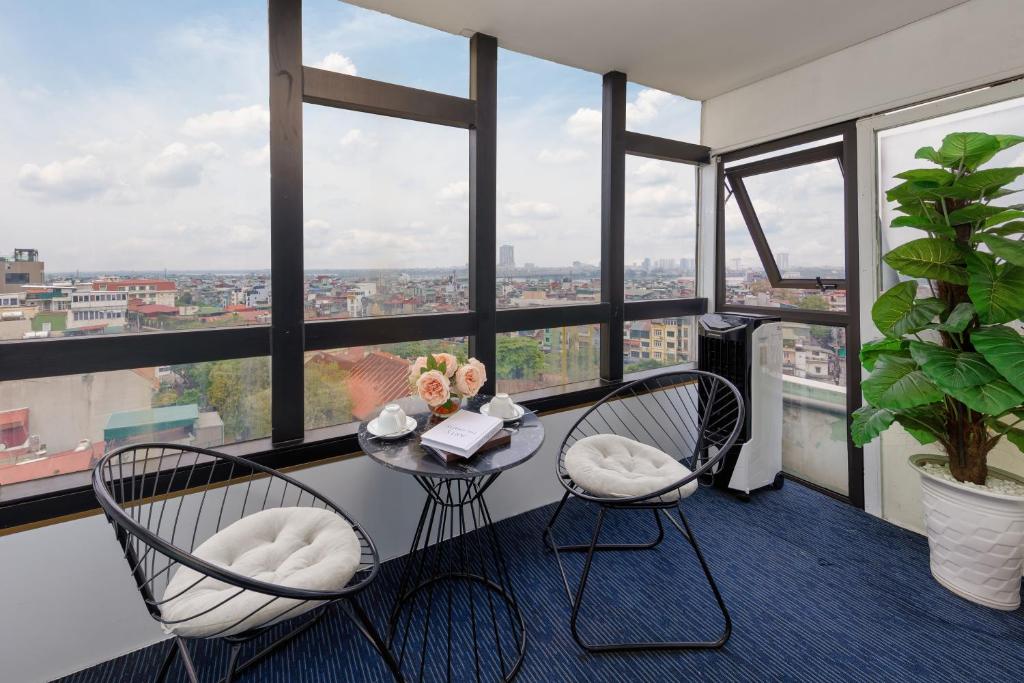 Review Cosmo Sky Bar – Rooftop Dom Rosé Sang Chảnh, DJ Set Chill, View Pháo Hoa Hồ Gươm Đỉnh Cao