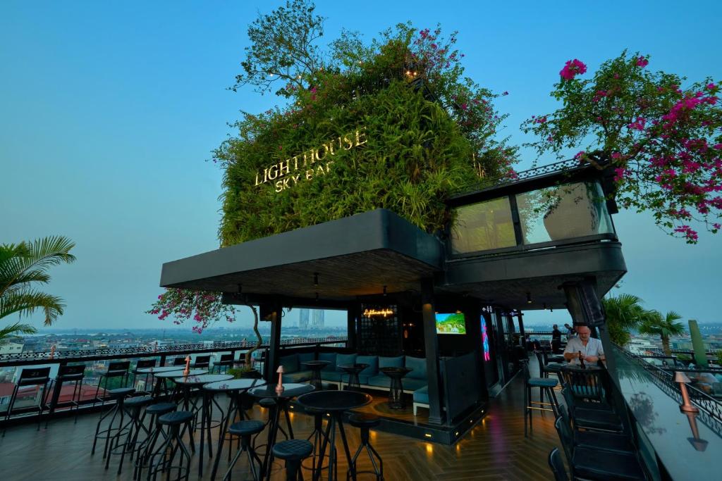 Review La Siesta Premium Hang Be – Ốc Đảo Sân Hiên Bí Mật Siêu Gần Hồ Gươm