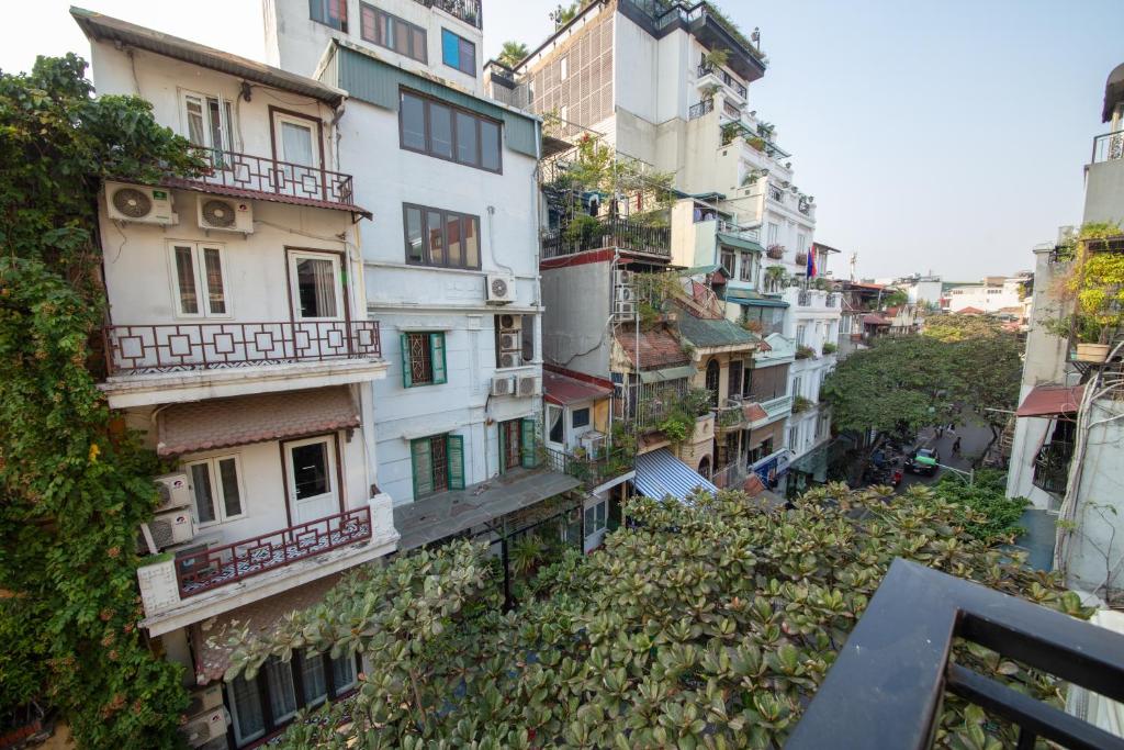 Madelise Adora Hotel Review: Khách Sạn Sang Trọng Bên Hồ Gươm, Rooftop View Hà Nội Đêm Siêu Đẹp